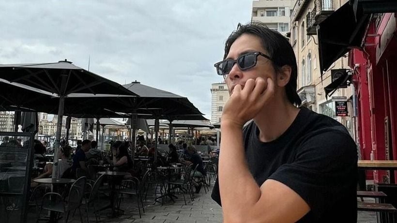 セクシーの極み」山下智久 マルセイユでの街ブラ写真を公開 ヒゲ