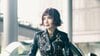 小柳ルミ子(73) 高級外車と並んだ豪華ツーショット公開！パリで購入した“30年以上前の黒レザー”着こなす美スタイルに「超カッコイイ！」
