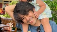 双子俳優・斉藤祥太 40歳誕生日に2歳＆0歳我が子との親子ショット公開！両腕に子どもを抱えた幸せあふれる姿に「可愛いお子さん」「寝顔がそっくり」