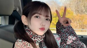 絶対領域チラッと…佐藤ノア 「秋の良い女すぎる」ミニ丈スカートからシナモンのスマホケースで秋色コーデ自撮りショットに反響