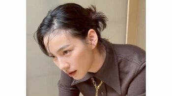 のん 大人ブラウンコーデでクール＆キュートな姿を披露！「あぁ～癒される」「美しすぎて目が離せません」