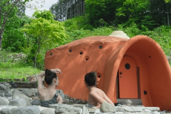 【岐阜・郡上】“はじめて人間に触れる水”に浸かる。天空の村・母袋に土のドームサウナ「然 -zen-」オープン
