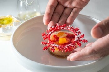 世界を征したパティシエのクリスマス限定デザートを三重の複合温泉リゾートで愉しむ。