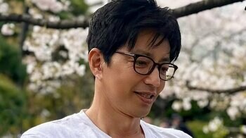 「腕の筋肉ハンパないっす！」大沢たかお 腕を組み桜に囲まれた姿披露！頭に“ハート形の花びら”が乗ったかわいらしいショットに「その花びらに私はなりたい。」