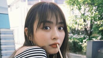 内田理央　インパクトが強すぎる！強風“乱れ髪”ショットを公開！オフショルダーの肩だしカジュアルコーデも披露