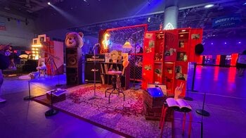 BTS Vの“好きが詰まった秘密の空間”大公開！マイク、ベレー帽、CD『2025 BTS FESTA』