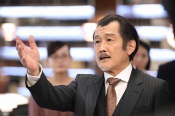 「あの後ろ姿は誰？」とポスターが話題の人物は吉田鋼太郎！『SUITS／スーツ2』に出演決定