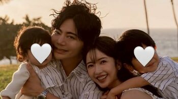 第3子妊娠発表の舟山久美子(34) ふっくらお腹際立つワンピ姿を披露！夕日を背に子どもたちを抱き上げた幸せあふれる家族ショットに「すごく素敵」