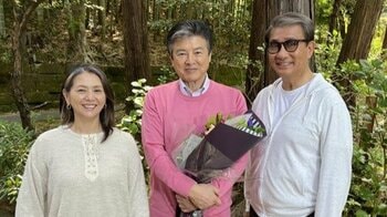 「こんなにピンクが似合う人いますか！？」小泉今日子がクランクアップを祝うベテラン俳優にSNS驚きの声『最後から二番目の恋』