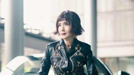 小柳ルミ子(73) 高級外車と並んだ豪華ツーショット公開！パリで購入した“30年以上前の黒レザー”着こなす美スタイルに「超カッコイイ！」