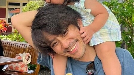 双子俳優・斉藤祥太 40歳誕生日に2歳＆0歳我が子との親子ショット公開！両腕に子どもを抱えた幸せあふれる姿に「可愛いお子さん」「寝顔がそっくり」