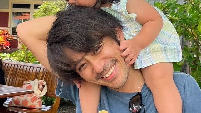 双子俳優・斉藤祥太 40歳誕生日に2歳＆0歳我が子との親子ショット公開！両腕に子どもを抱えた幸せあふれる姿に「可愛いお子さん」「寝顔がそっくり」