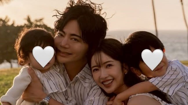 第3子妊娠発表の舟山久美子(34) ふっくらお腹際立つワンピ姿を披露！夕日を背に子どもたちを抱き上げた幸せあふれる家族ショットに「すごく素敵」