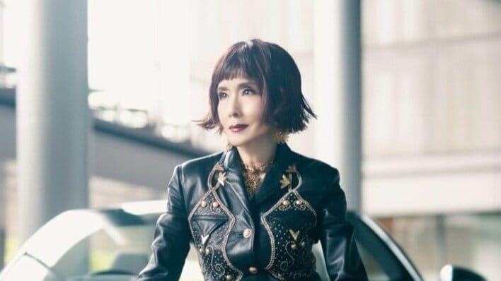 小柳ルミ子(73) 高級外車と並んだ豪華ツーショット公開！パリで購入した“30年以上前の黒レザー”着こなす美スタイルに「超カッコイイ！」