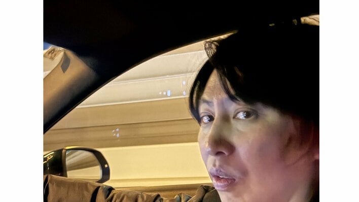 「顔どないなってますの」ニューヨーク屋敷 高級外車の運転席に座る姿に「アナゴさんやん」とツッコむ人続出！見取り図リリー撮影のオフ感満載ショットが話題