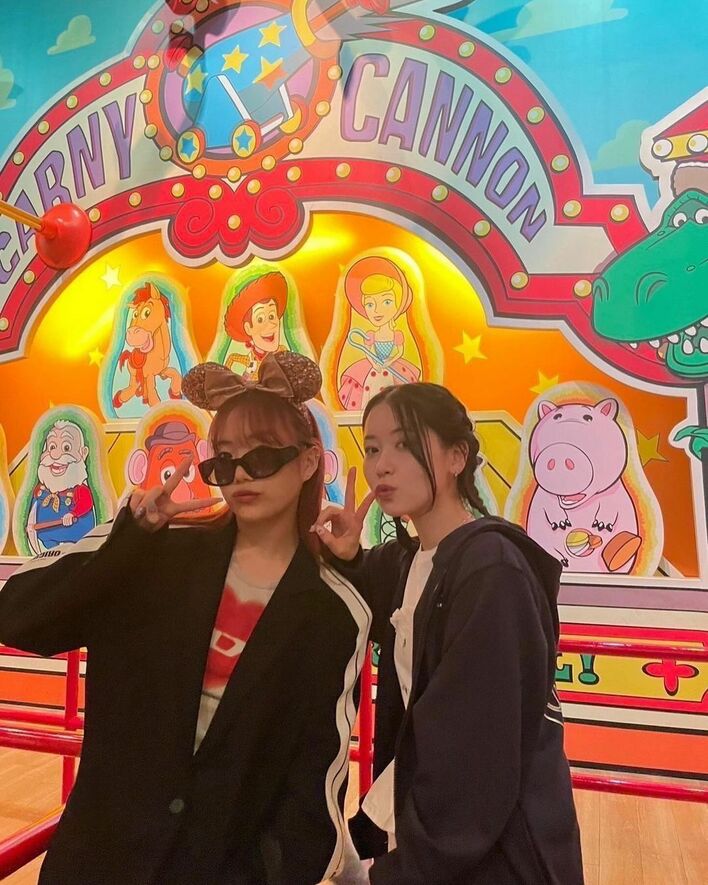 ME:IのMOMONA＆KEIKO 家族ぐるみでディズニー満喫！仲良し2ショットに