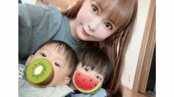 中川翔子 1歳双子弟の“豪快”なヘアスタイル公開！2人でピッタリ密着して同じおもちゃで遊ぶ仲良しショットも「成長早い」「癒やされます」