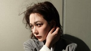 村重杏奈「初めてみるような…」久々のロングヘア姿でウィンクショット公開！オフショルトップスの華やかスタイルに「イイ女」とファン絶賛