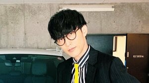 オーイシマサヨシ 高級外車の納車を報告！“ピカピカボディー”とキーを手にしたショットに「また買ったんか！？」「賜物の指先」「憧れ！」