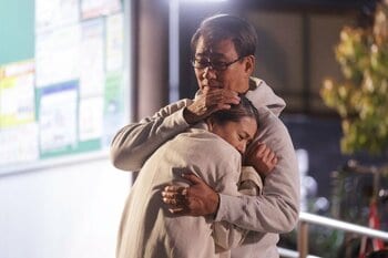 「だいたぁぁああぁ！！！！」和平（中井貴一）が千明（小泉今日子）を極楽寺駅前で力強く抱きしめる！急な“メロ展開”にSNS大興奮『最後から二番目の恋』