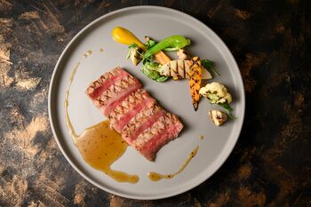 【世界に誇る「神戸ビーフ」をお値打ちランチで】Kitano Grill & Bar「ベジタブルビュッフェ+選べる神戸ビーフ」を価格変更！