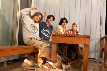 視聴者＆スタッフから寄せられたQにメンバーが本音で回答！夜のキャンプ場で熱いトーク『Aぇ! groupのQ＆Aぇ!』