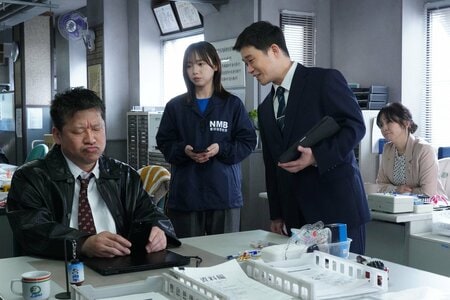 前妻の事件の情報提供を求めるビラ配りをする娘・音花（月島琉衣）と喜多村（竹原ピストル）に困惑する誠（佐藤二朗）『夫婦別姓刑事』第5話予告