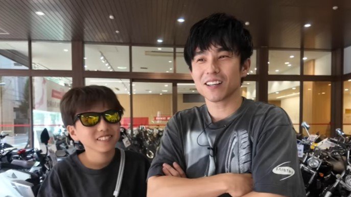 中尾明慶 11歳息子が初めてバイクを選ぶ様子を公開！さっそうとまたがる“ライダー”姿に「足が長いからカッコいい」と反響