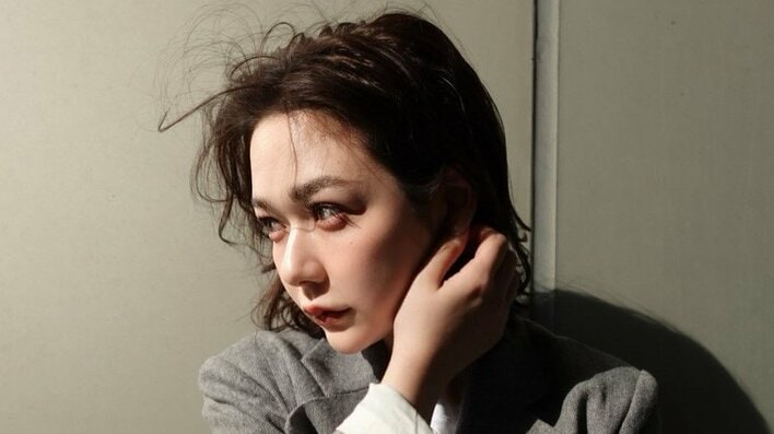 村重杏奈「初めてみるような…」久々のロングヘア姿でウィンクショット公開！オフショルトップスの華やかスタイルに「イイ女」とファン絶賛
