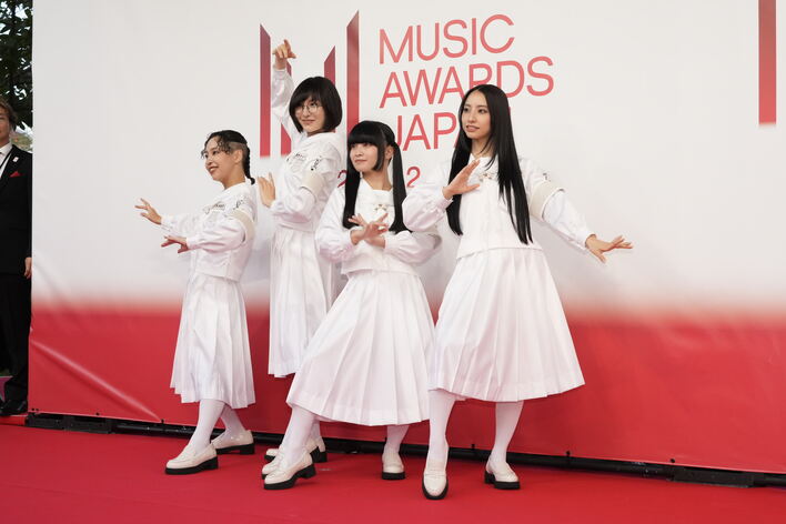 新しい学校のリーダーズが可憐な白セーラーでポーズ！MIZYU、RIN