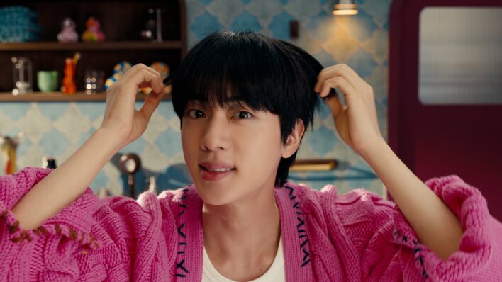 BTS・Jin ナチュラルなパジャマ姿や、ビシッと決めたお出かけ前など“五