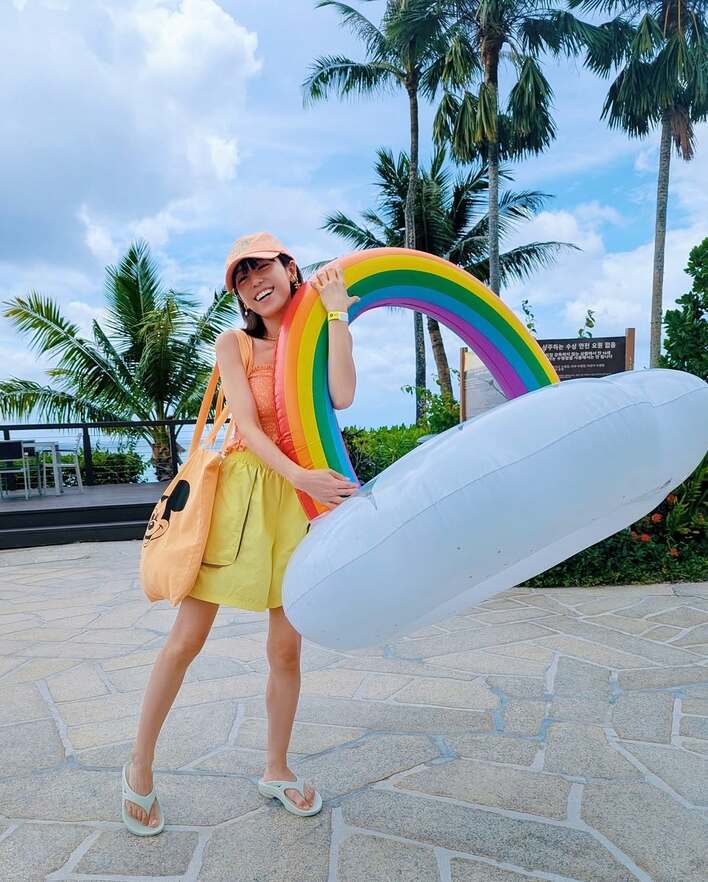 若槻千夏(41) 常夏感あふれる水着姿で夏休み最後の家族旅行を報告