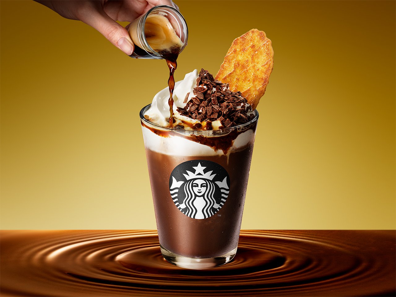 スタバ新作 贅沢すぎるフラペチーノ ワッフルクッキーをディップして