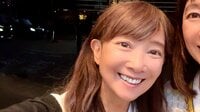 アグネス・チャン “まるで双子”姉との顔出しツーショットに驚き！顔を寄せ合い優しい笑顔浮かべる姉妹の姿に「そっくり過ぎてビックリ」