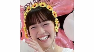 佐藤栞里“愛犬まみれ”の36歳誕生日ショット公開！ペロッと舌を出した愛犬の様子や豪華なバルーン装飾に囲まれる姿に「天使みたいな笑顔」