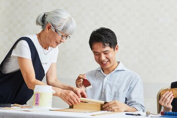 ホテルで日本の文化と芸術に触れる。扇子絵付けや沈金技法など、アーティストと共に作品を作るワークショップ。2026年1月～4月の開催内容を決定