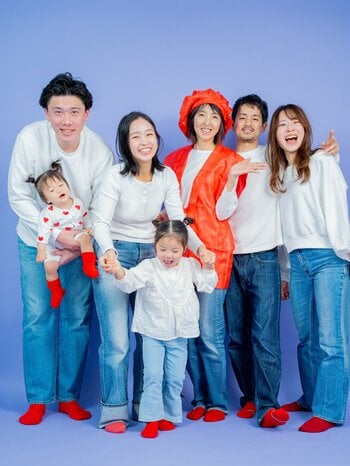 【3世代フォト】帰省ついでに還暦祝い。祖父母も緊張しないカジュアルな家族写真体験を「INAI LIFE」が提案