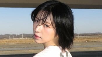 「スタイルえっぐー！」NiziU・MAYA ヘソ出しトップス×超ミニ丈パンツで圧巻の美脚を披露！「まじ女神」「スタイルどうなってますのん？」と驚きの声