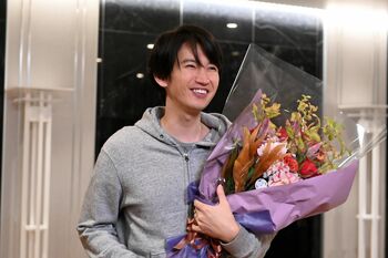 『知ってるワイフ』大倉忠義のクランクアップの様子が解禁！「最後まで盛り上げていきたい」