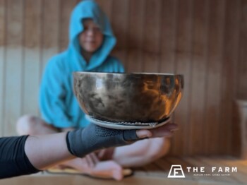 【2/24開催】1/fの澄んだ倍音とやわらかな振動が広がる“音浴サウナ”。おふろcafe かりんの湯でシンギングボウルの特別プログラム開催