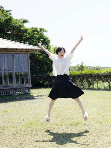 元乃木坂46・生駒里奈10年ぶり最新写真集の先行カット解禁！思い出の地