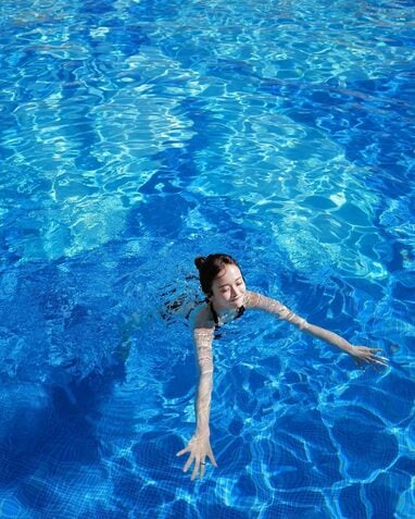 インフルエンサーの田久保夏鈴 ハネムーンでハワイ訪れスタイル