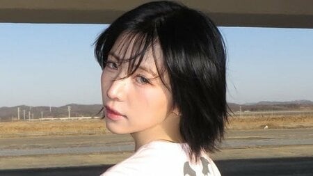 「スタイルえっぐー！」NiziU・MAYA ヘソ出しトップス×超ミニ丈パンツで圧巻の美脚を披露！「まじ女神」「スタイルどうなってますのん？」と驚きの声