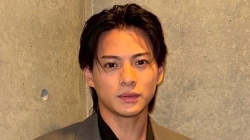 「腕まくりにキュン」平野紫耀 “レア”なプリントシール撮影中の横顔公開！グレースーツ姿のイベントオフショットに「品と色気と透明感、全部ここにある」