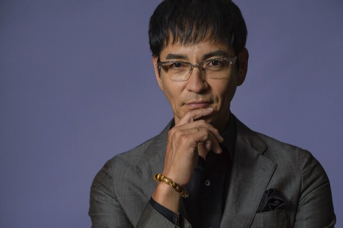 【写真】渋くクールな表情を見せる沢村一樹の撮りおろしカットを見る