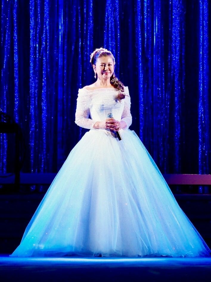 【画像10枚】「本当にまぶしい」「永遠のアイドル」南野陽子(58)の美デコルテ際立つ純白ドレス姿を見る