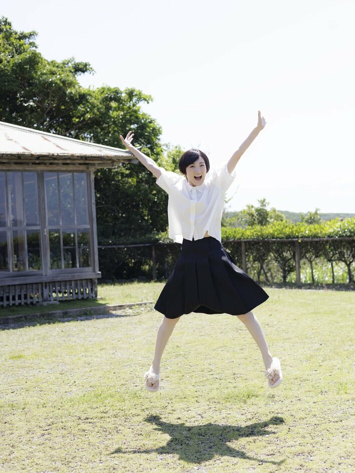 元乃木坂46・生駒里奈10年ぶり最新写真集の先行カット解禁！思い出の地