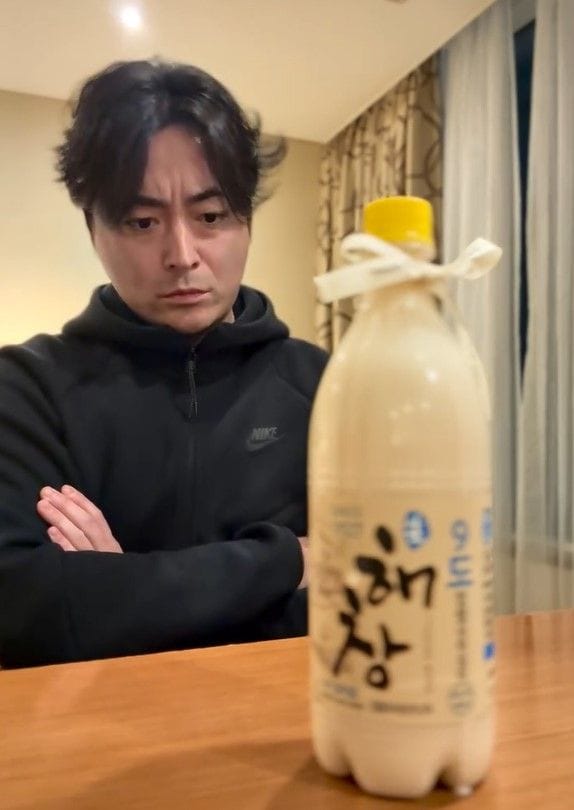 シュールすぎる」山田孝之 約3分のマッコリ開封動画公開！オーバー