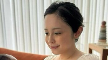 「赤ちゃんかわいい」久慈暁子 ほっぺが愛らしい我が子との2ショット公開！優しい表情で見つめる幸せな親子写真に「すっかりママの顔」と反響