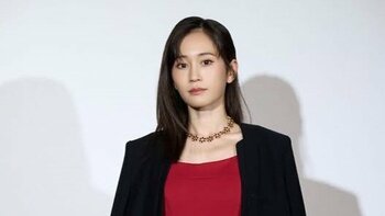 「5枚目の写真が可愛い」前田敦子 鮮やかな赤ワンピース姿を披露！赤と黒のコーデに「抜群に美しい」とファンから絶賛の声